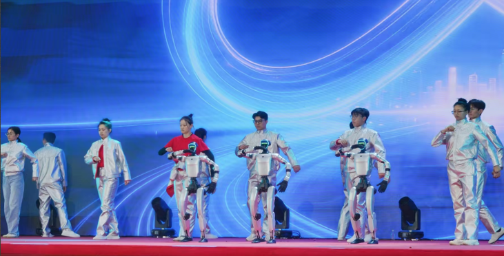 2026年自治区春节团拜会 AI融合秀《桂在加速》演出取得圆满成功